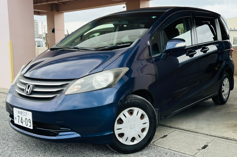 Compact Minivan Rentals – Family-friendly, spacious &amp; comfy. Hotel pick-up/drop-off (fee), free Akamine Station shuttle, English support &amp; mobile battery rental.