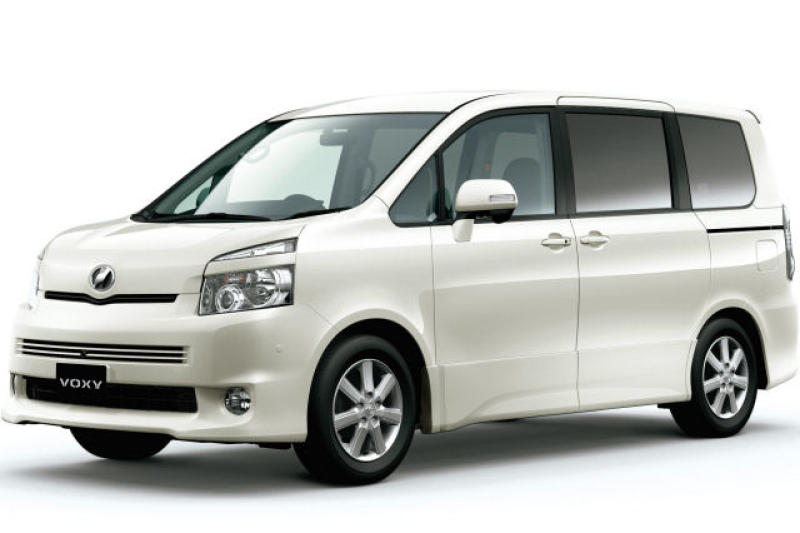 ミニバン7名~8名定員/空港・赤嶺駅無料送迎/チャイルドシート1台無料/20時まで営業/ホテル配車・返却