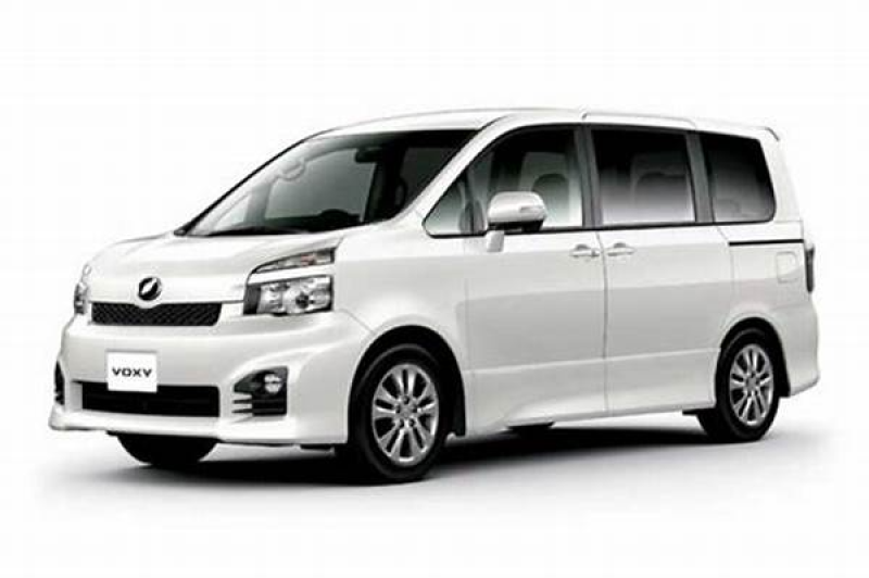TOYOTA ヴォクシーZS煌2 7人乗り 広くて大きい車内がファミリー層からも絶大な人気を誇るミニバン。  那覇空港迄最短5分!!空港⇔営業所無料送迎サービス