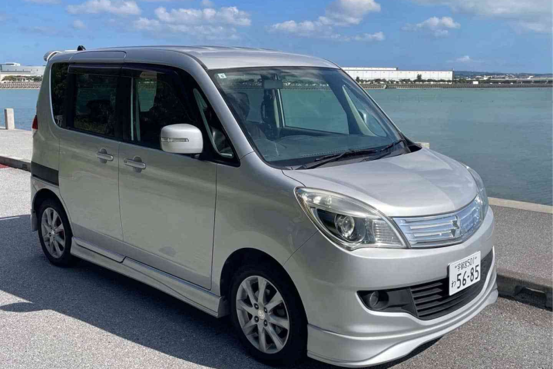 【沖縄最安値スライドコンパクトカープラン】スライドタイプの5人乗り★お子様連れや友人、カップルにも人気♪カープレイだから携帯繋げるだけ!音楽も聴ける♪