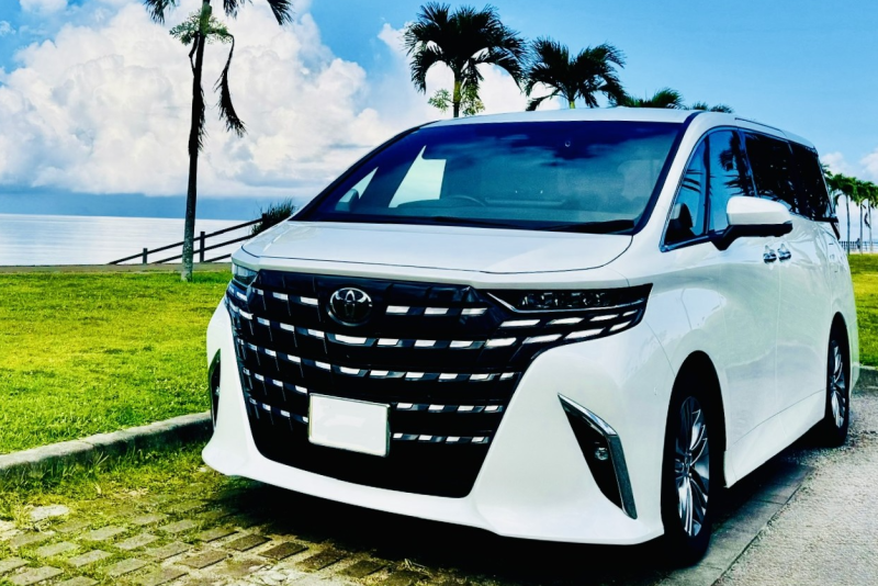 【新型アルファード40系★Zグレード≪新車≫ハイブリッド・7人乗り】那覇市のおもろまち駅から店舗まで2分!<今なら那覇空港→店舗までタクシー代当社負担♪>★左右独立ムーンルーフ付き★ユニバーサルステップ装備★【バックモニター/ドライブレコーダー/ETC/Bluetooth/禁煙車】静粛性と低燃費でワンランク上の沖縄ドライブを実現