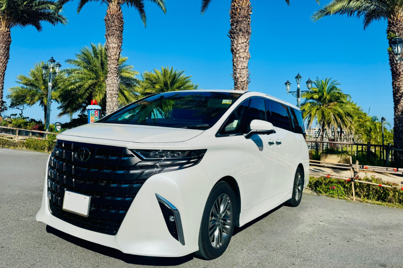 【新型アルファード40系★Zグレード≪新車≫ガソリン・7人乗り】那覇市のおもろまち駅から店舗まで２分！＜今なら那覇空港→店舗までタクシー代当社負担♪＞★左右独立ムーンルーフ付き★ユニバーサルステップ装備★【バックモニター／ドライブレコーダー／ETC／Bluetooth／禁煙車】高級感あふれる室内空間で沖縄旅行をワンランクアップ