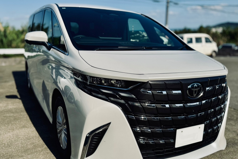 【新型アルファード40系★Xグレード≪新車≫ハイブリッド・8人乗り】那覇市のおもろまち駅から店舗まで2分！＜今なら那覇空港～店舗までタクシー代当社負担♪＞★広々8人乗り★快適ハイブリッドモデル★【バックモニター／ドライブレコーダー／ETC／Bluetooth／禁煙車】低燃費＆ゆとりの室内空間で快適な沖縄ドライブを実現
