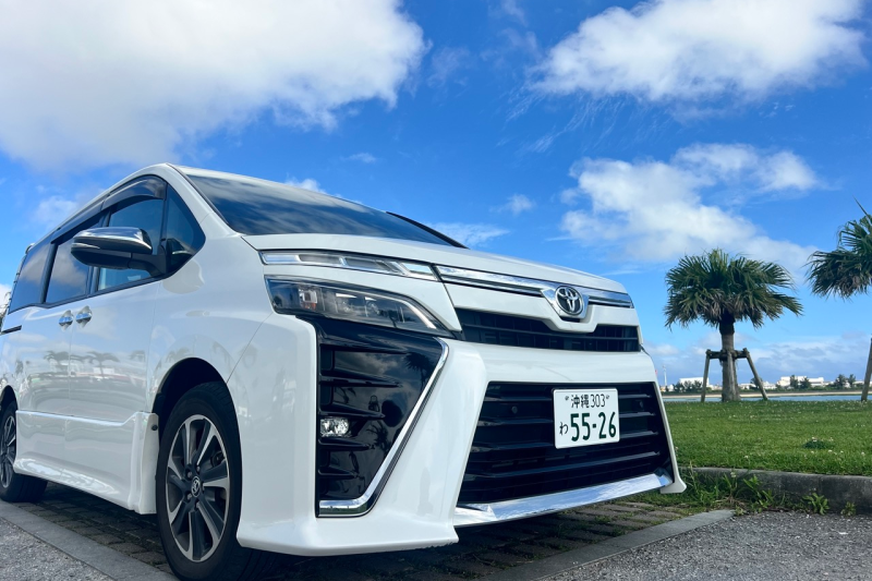 【梅雨割キャンペーン 開催中】 R3年(2021年)式 ヴォクシー  ✨空港無料送迎付き✨ ベビーカー・チャイルドシート・無料♪ Bluetooth付きナビ搭載・ETC搭載車で快適な旅を♪ 那覇市内無料送迎付き