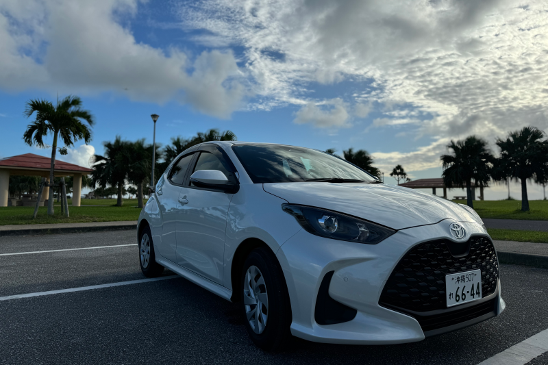 新車!YARIS 5人座 基本保険、禁煙車、ナビ、携帯ホルダー、充電ポート、4日以上のレンタルで割引