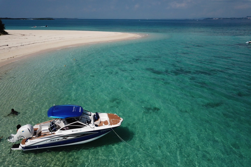 【沖縄・東海岸】プライベートビーチと絶景の海を満喫、半日貸し切りプライベートクルージングツアー!【180分】