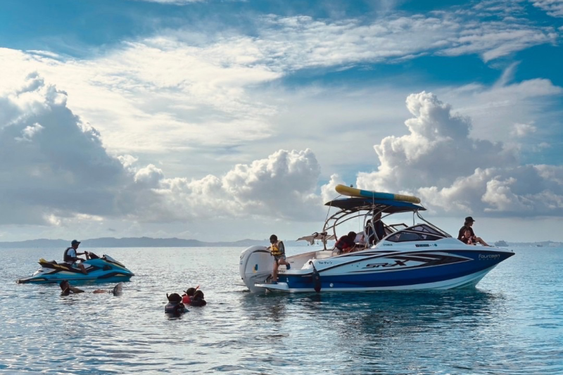【沖縄・東海岸】プライベートビーチと絶景の海を満喫、一日貸し切りプライベートクルージングツアー【300分】